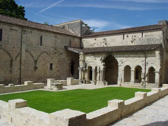 Abbaye de Saint-Amant à Saint-Amant-de-Boixe, Charente (16)